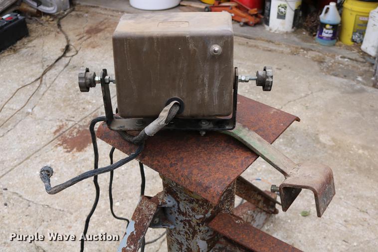 image for item DC3743 1990 John Deere 535 round baler