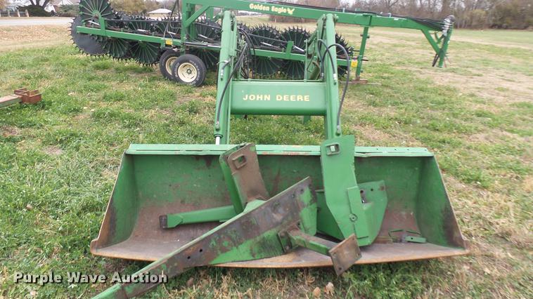 image for item ED9073 John Deere 260 loader