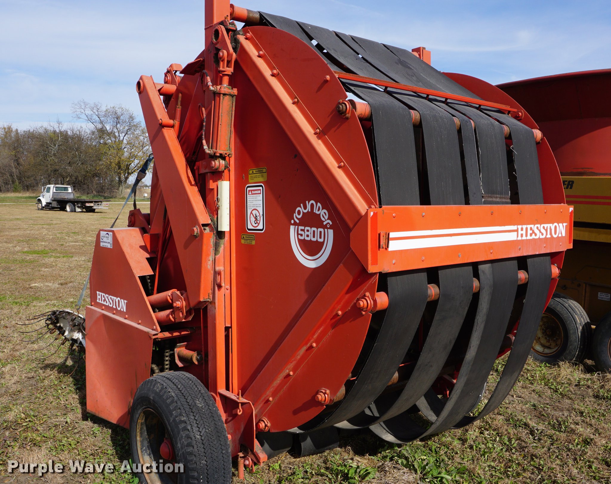 Hesston 5800 round baler in Colony, KS Item DA1438 sold Purple Wave