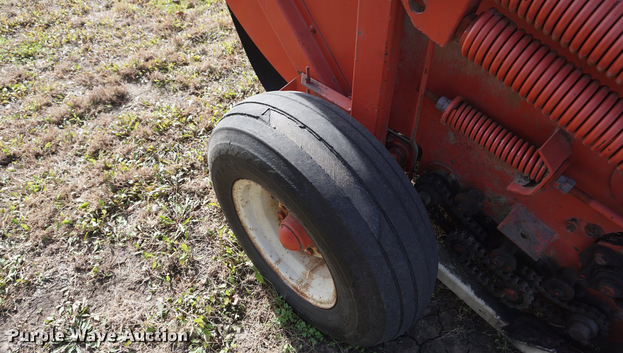 Hesston 5800 round baler in Colony, KS Item DA1438 sold Purple Wave
