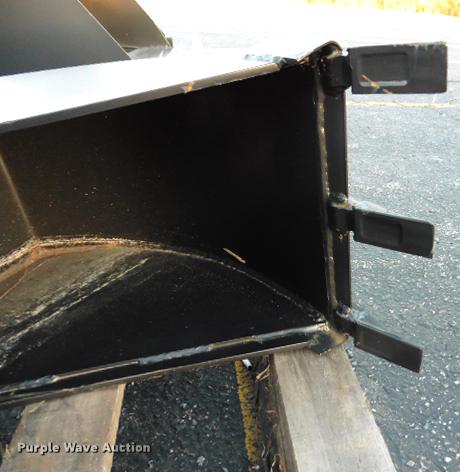 image for item G1682 (5) 12" buckets with three teeth