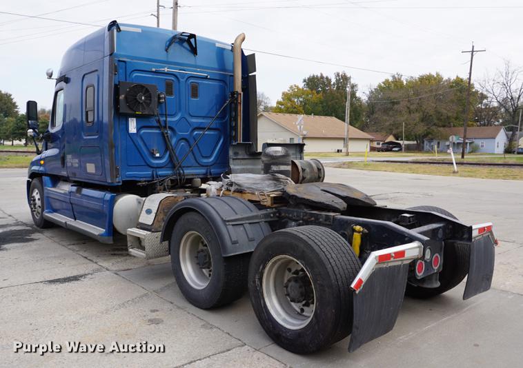 image for item DA1407 2009 Freightliner Cascadia semi truck