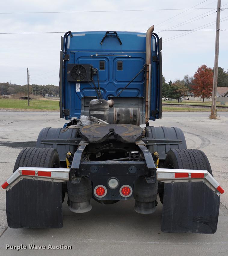 image for item DA1407 2009 Freightliner Cascadia semi truck