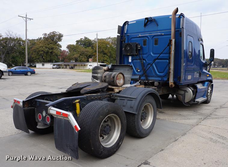 image for item DA1407 2009 Freightliner Cascadia semi truck