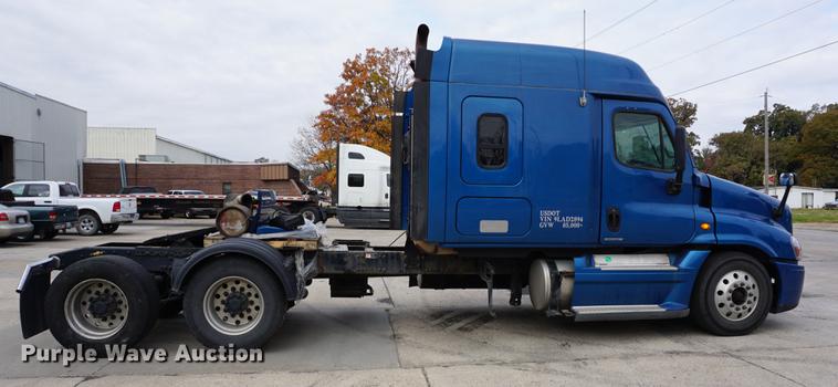 image for item DA1407 2009 Freightliner Cascadia semi truck