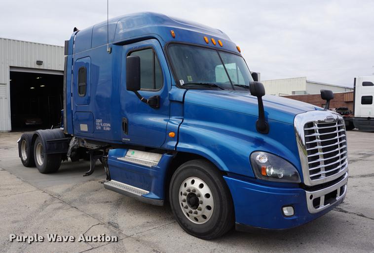 image for item DA1407 2009 Freightliner Cascadia semi truck