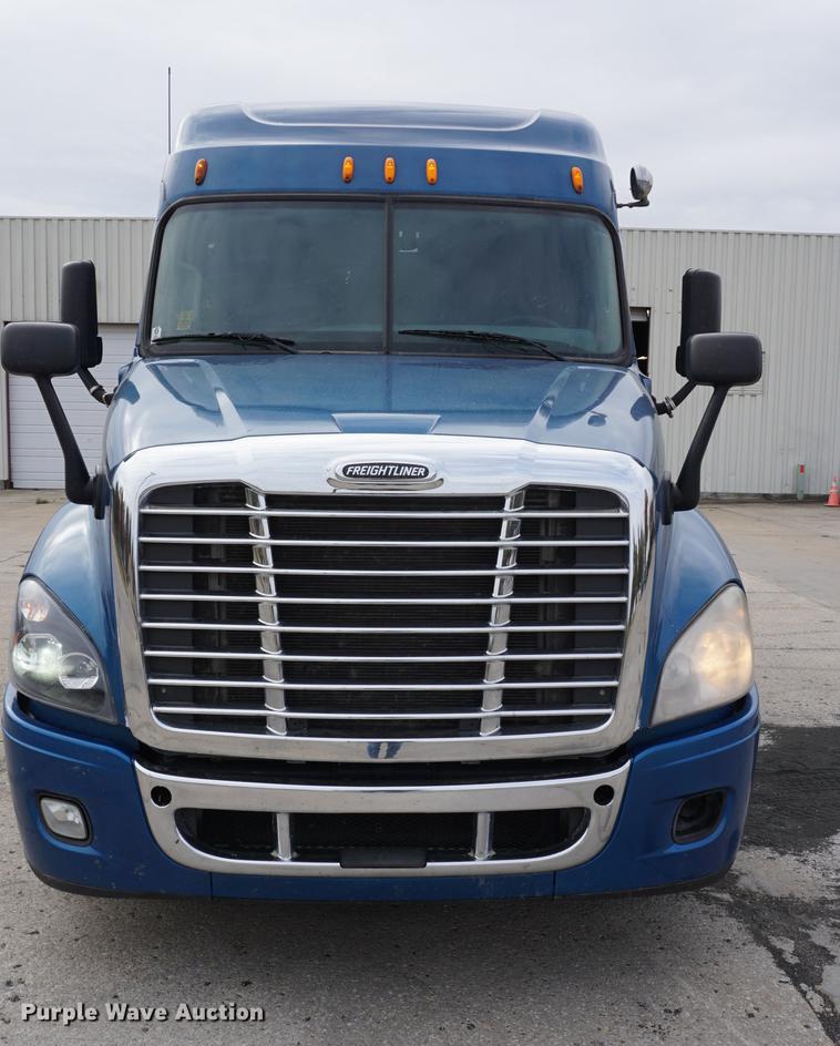 image for item DA1407 2009 Freightliner Cascadia semi truck