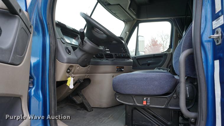 image for item DA1407 2009 Freightliner Cascadia semi truck
