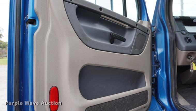 image for item DA1407 2009 Freightliner Cascadia semi truck