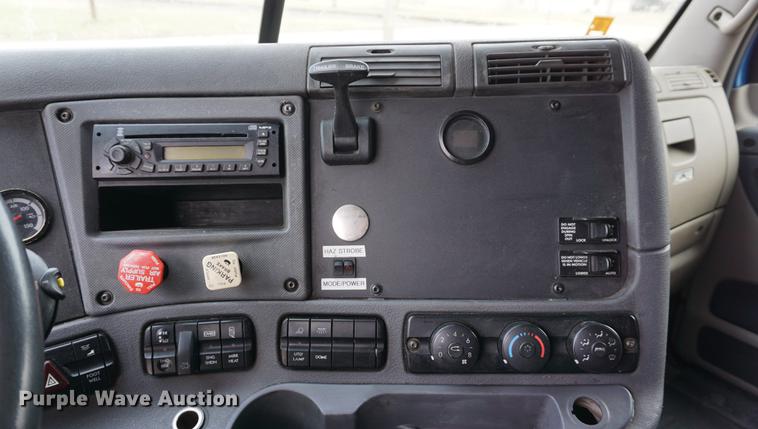 image for item DA1407 2009 Freightliner Cascadia semi truck