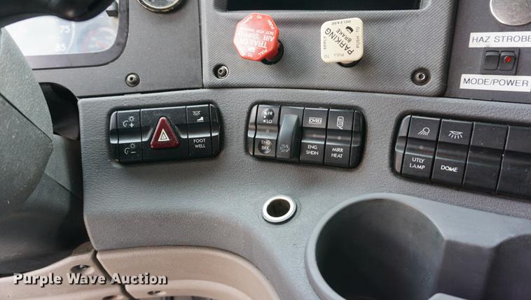 image for item DA1407 2009 Freightliner Cascadia semi truck