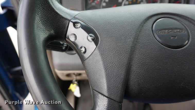 image for item DA1407 2009 Freightliner Cascadia semi truck