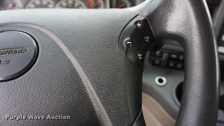 image for item DA1407 2009 Freightliner Cascadia semi truck