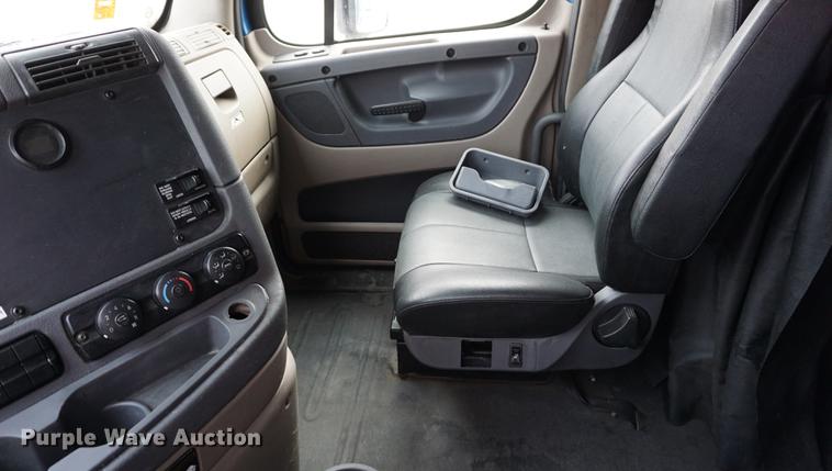 image for item DA1407 2009 Freightliner Cascadia semi truck