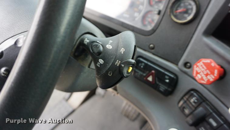 image for item DA1407 2009 Freightliner Cascadia semi truck