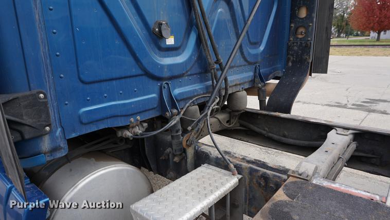 image for item DA1407 2009 Freightliner Cascadia semi truck