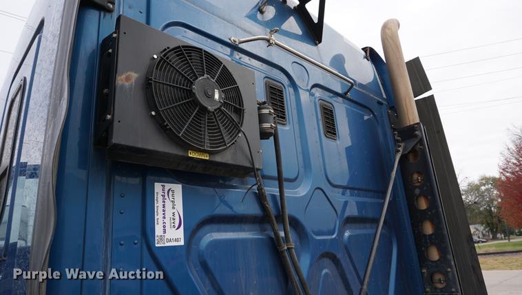 image for item DA1407 2009 Freightliner Cascadia semi truck