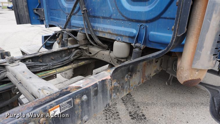 image for item DA1407 2009 Freightliner Cascadia semi truck