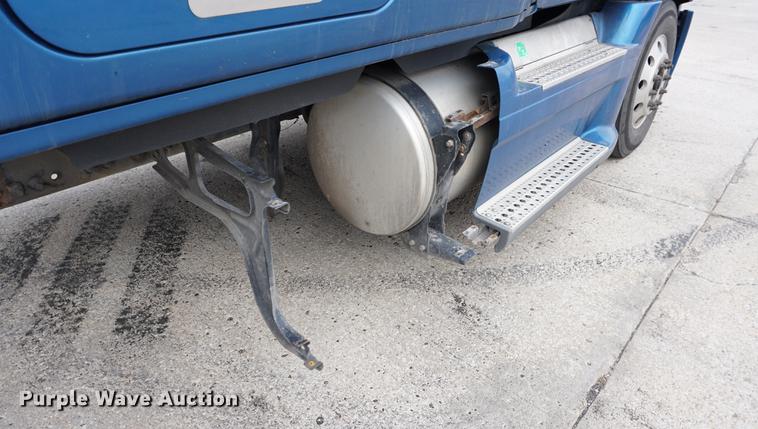 image for item DA1407 2009 Freightliner Cascadia semi truck