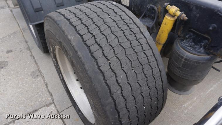 image for item DA1407 2009 Freightliner Cascadia semi truck