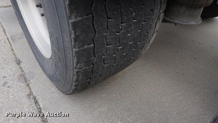 image for item DA1407 2009 Freightliner Cascadia semi truck