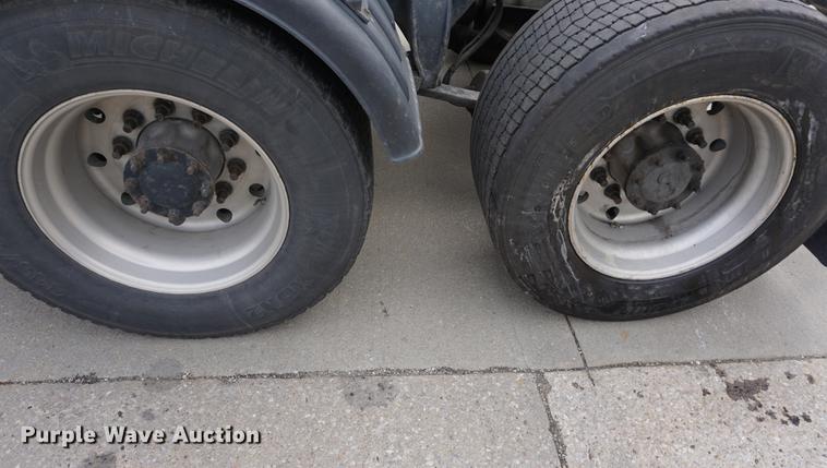 image for item DA1407 2009 Freightliner Cascadia semi truck