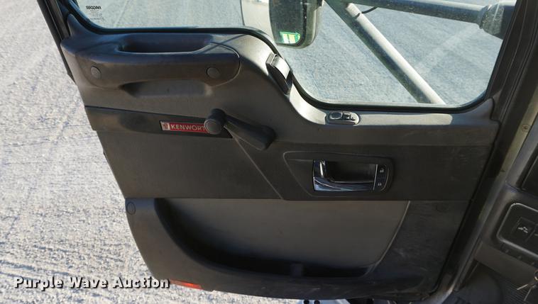 image for item DA1471 2007 Kenworth T600 semi truck