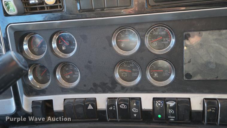 image for item DA1471 2007 Kenworth T600 semi truck