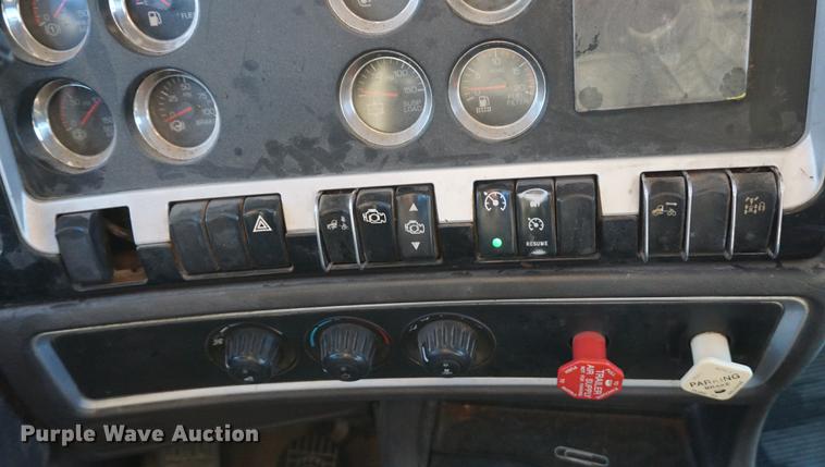 image for item DA1471 2007 Kenworth T600 semi truck
