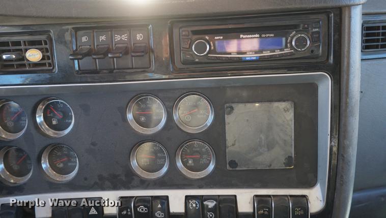 image for item DA1471 2007 Kenworth T600 semi truck