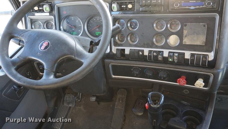 image for item DA1471 2007 Kenworth T600 semi truck