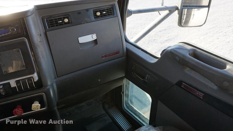 image for item DA1471 2007 Kenworth T600 semi truck