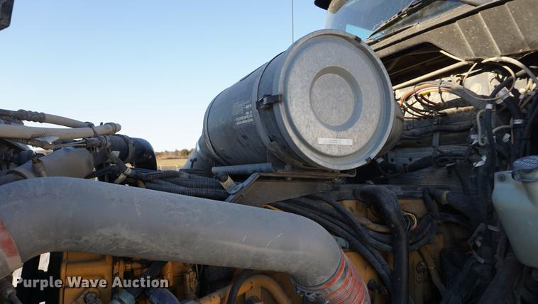 image for item DA1471 2007 Kenworth T600 semi truck