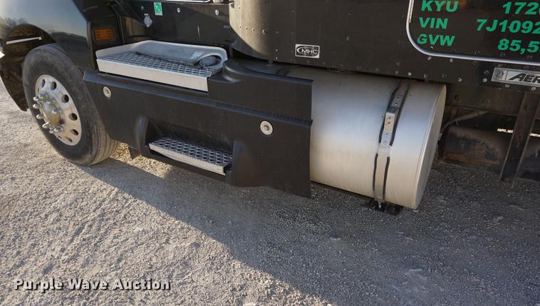 image for item DA1471 2007 Kenworth T600 semi truck