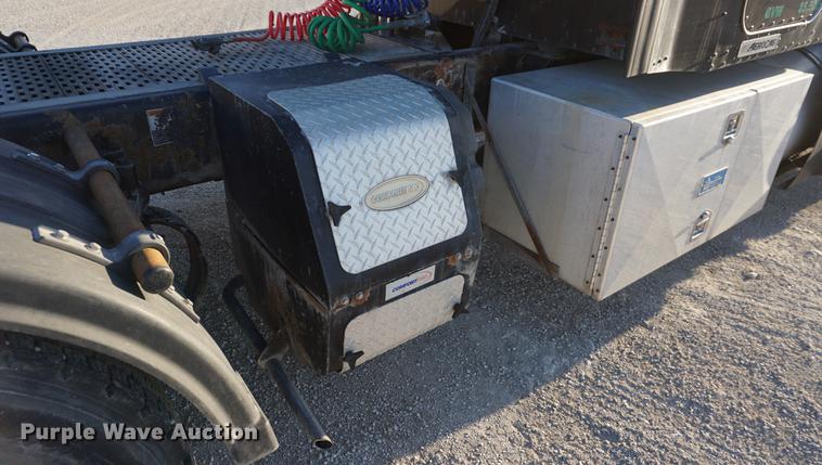 image for item DA1471 2007 Kenworth T600 semi truck