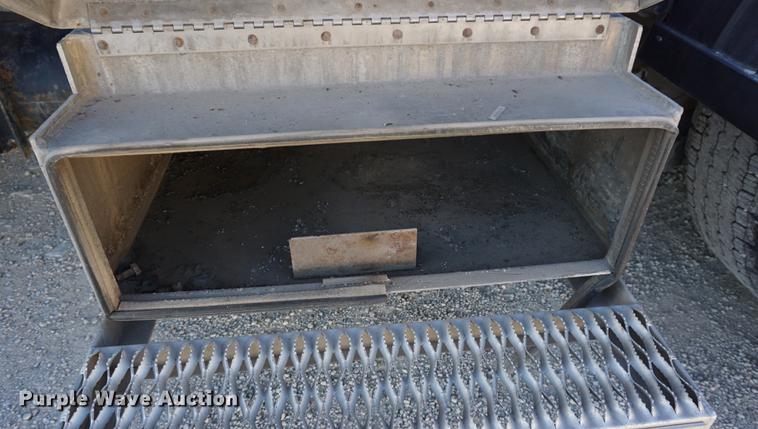 image for item DA1471 2007 Kenworth T600 semi truck