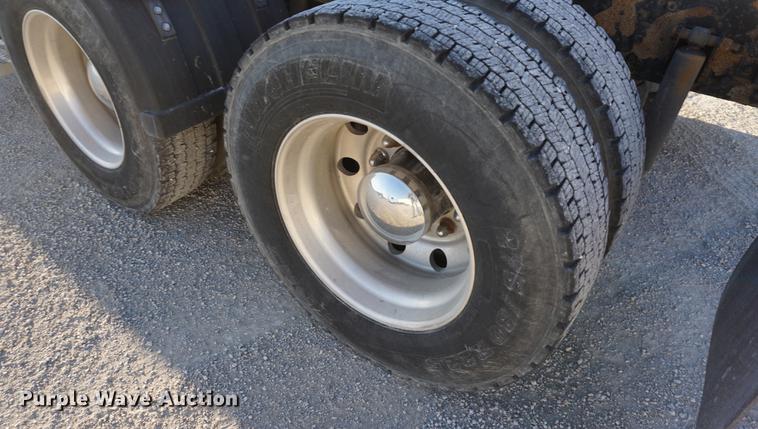 image for item DA1471 2007 Kenworth T600 semi truck