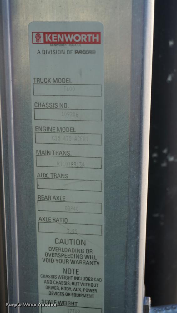 image for item DA1471 2007 Kenworth T600 semi truck