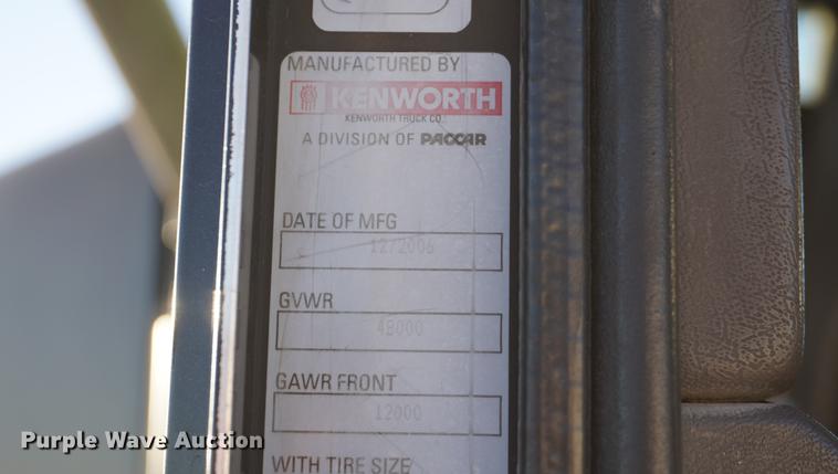 image for item DA1471 2007 Kenworth T600 semi truck