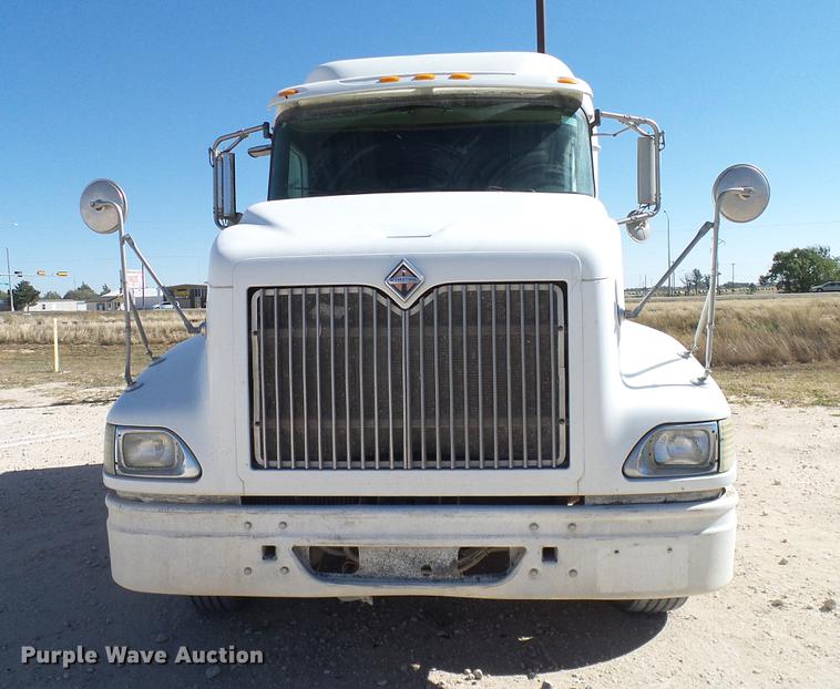 image for item DA6983 2006 International 9400i semi truck