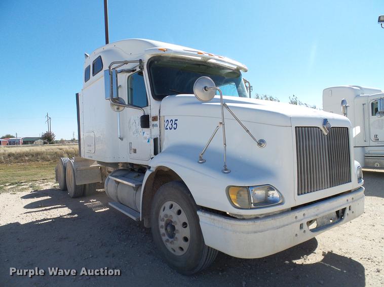 image for item DA6983 2006 International 9400i semi truck