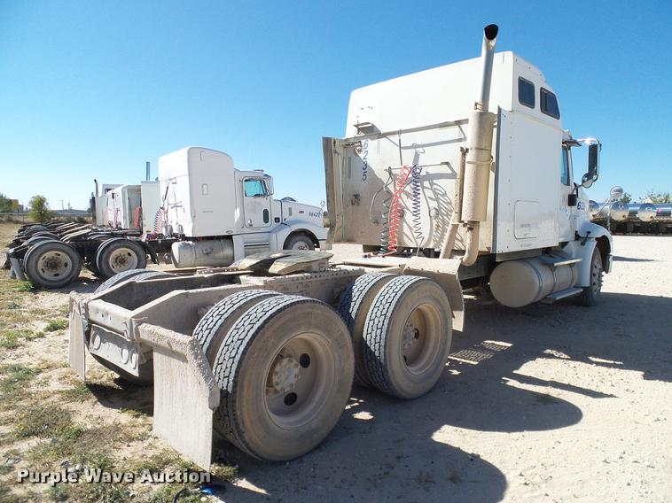 image for item DA6983 2006 International 9400i semi truck