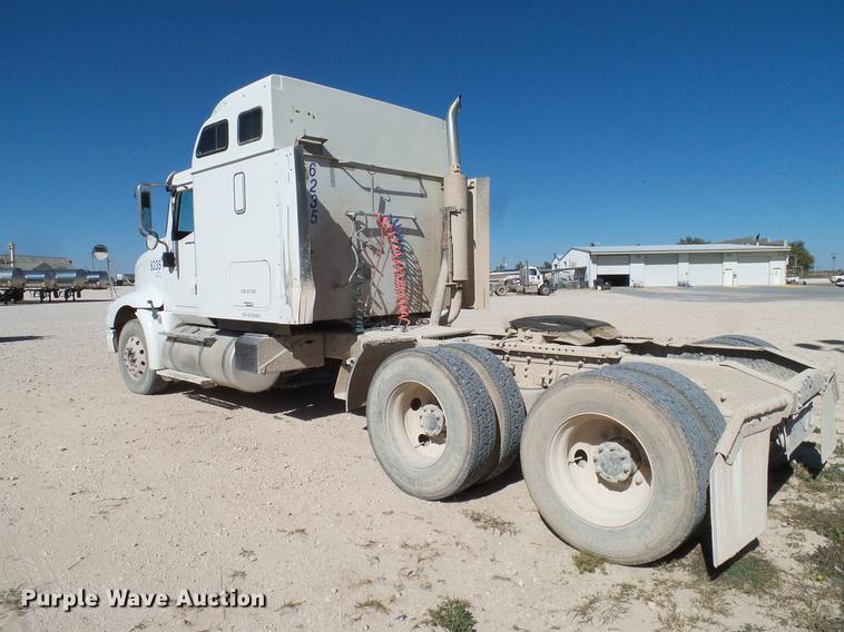 image for item DA6983 2006 International 9400i semi truck