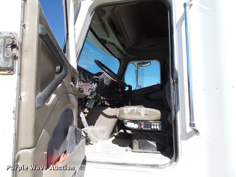 image for item DA6983 2006 International 9400i semi truck