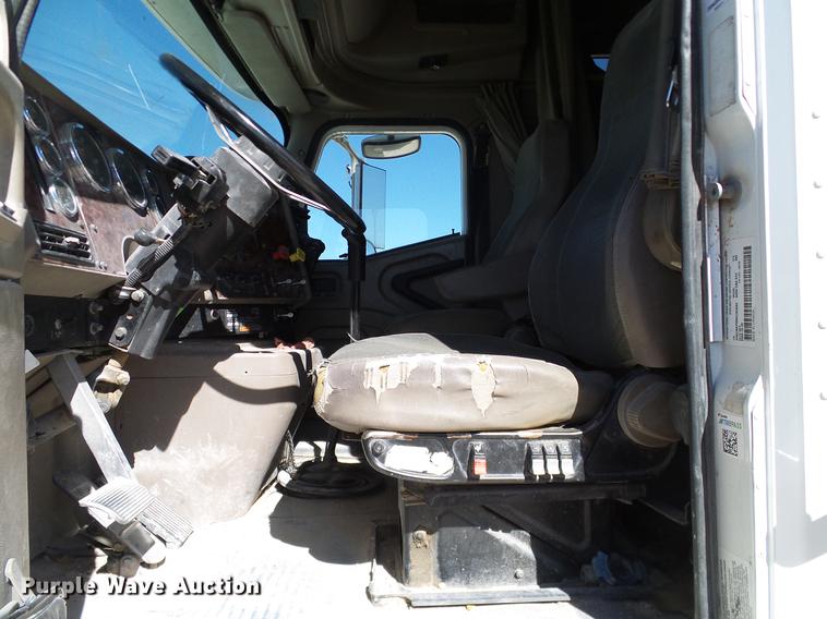 image for item DA6983 2006 International 9400i semi truck