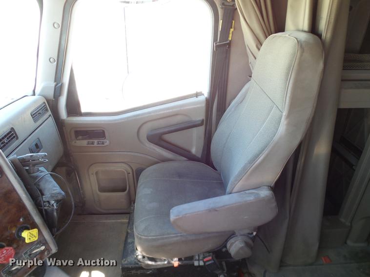 image for item DA6983 2006 International 9400i semi truck