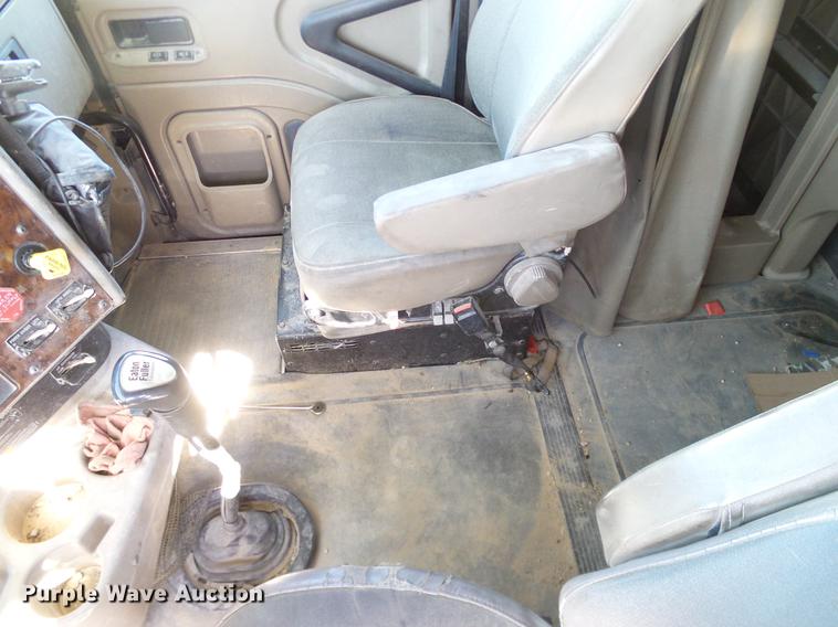 image for item DA6983 2006 International 9400i semi truck