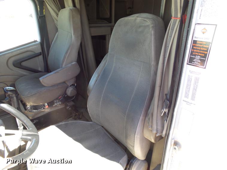 image for item DA6983 2006 International 9400i semi truck