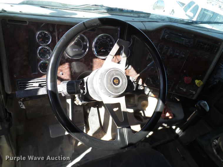 image for item DA6983 2006 International 9400i semi truck