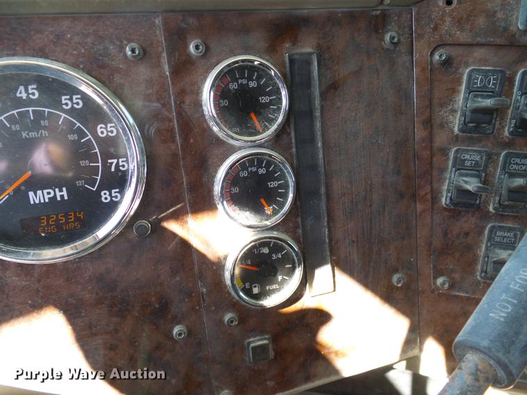 image for item DA6983 2006 International 9400i semi truck